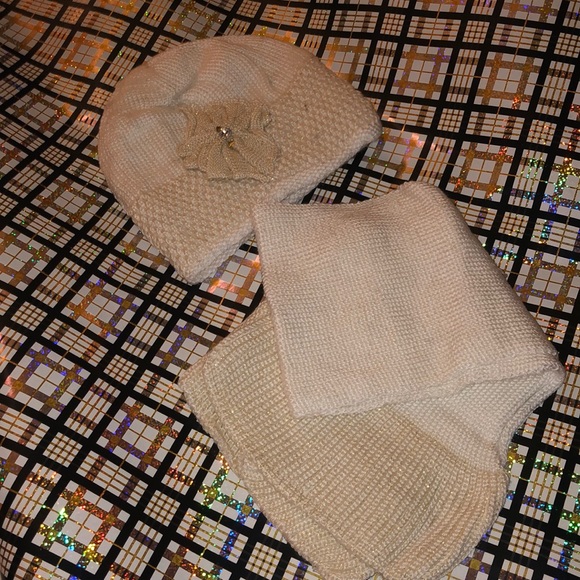 Cream color hat/scarf set - Picture 2 of 3